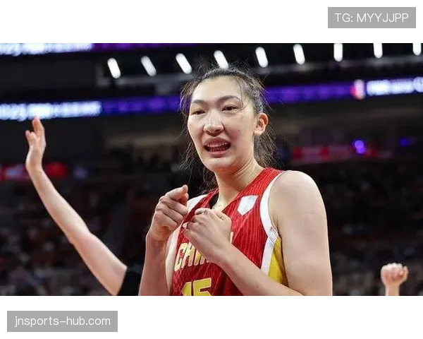 韩旭街拍：篮板女王下班后像穿错片场，包比我家房租还显摆